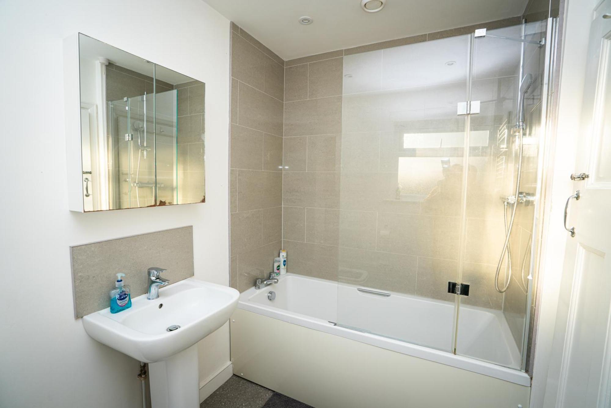 Haven Hotel Бат Екстериор снимка